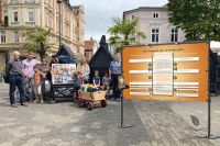 Ein Vergleich der zu Denken gibt I Gestell & Banner
